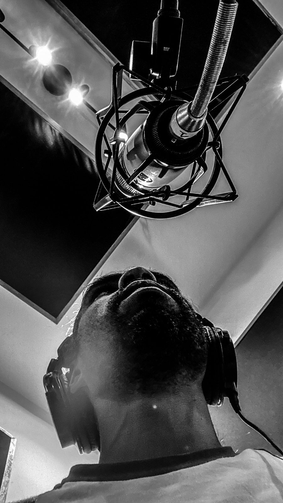 Franc en el estudio, grabando frente al micrófono