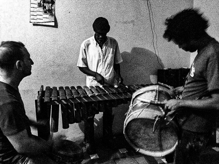 Franc tocando marimba junto a Gualajo